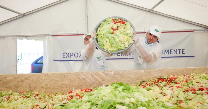Pentru prepararea salatei au fost folosite 23 de tone de legume. FOTO Exporom