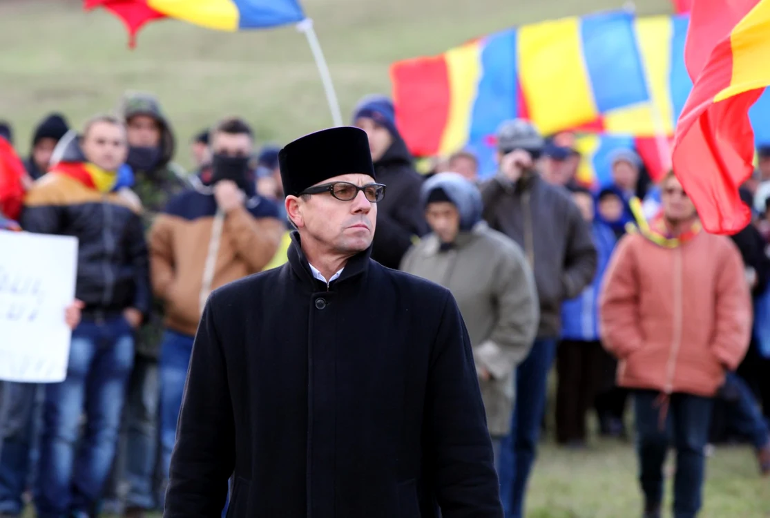 Preotul Vasile Lăiu, Protopopul Bârladului, ţine slujbe în sutană în rândul protestatarilor din Vaslui. FOTO: Mediafax