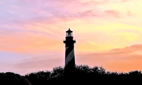 Farul St  Augustine din Florida, SUA, este bântuit de spiritele rătăcitoare ale unor copiliţe care s au înecat jpeg
