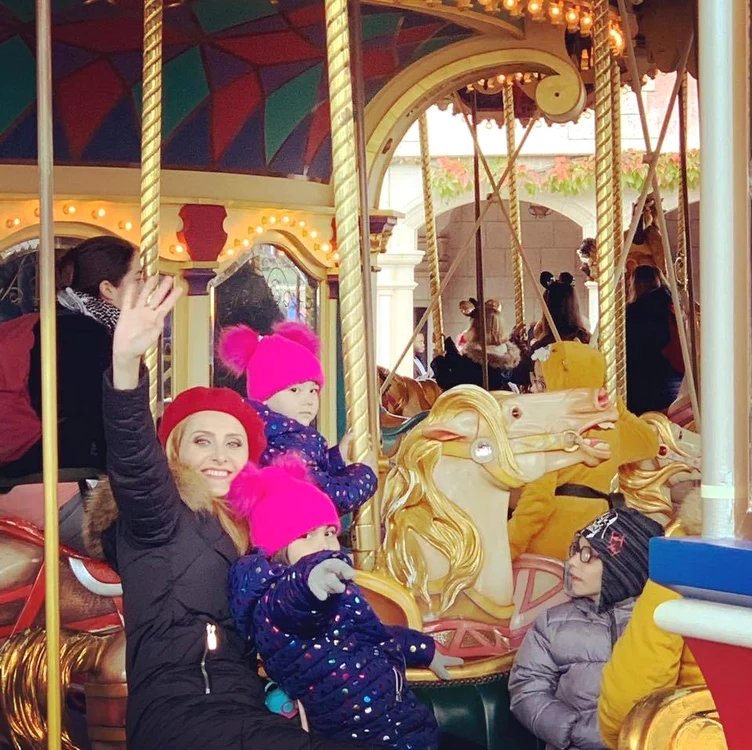 5 alina sorescu si alexandru ciucu cu fetele la disneyland paris 4 jpg jpeg