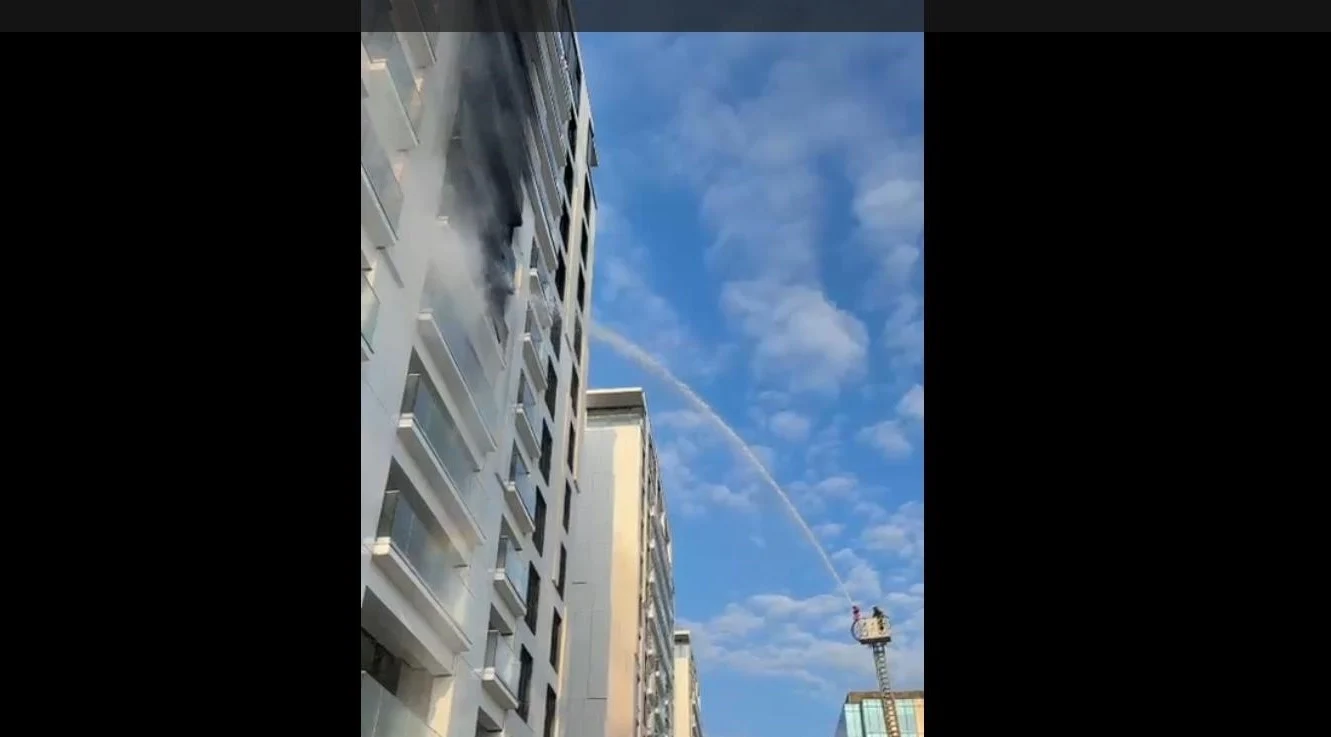 Incendiu violent într-un bloc cu 11 etaje din Sectorul 5. Pompierii evacuează locatarii