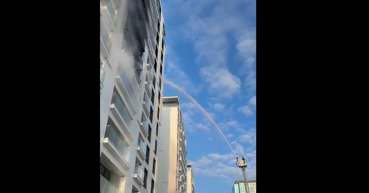 Incendiu puternic într-un bloc din Sectorul 5: 152 de locatari evacuați, 17 răniți.