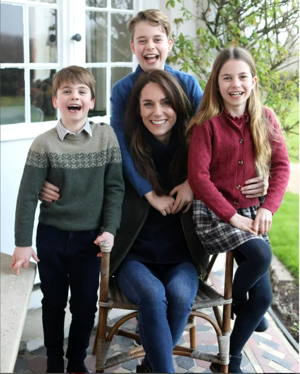 Kate Middleton George Louis și Charlotte în prima imagine de la operație Instagram png