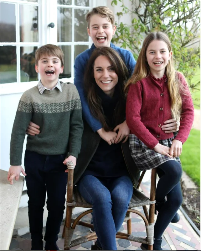 Kate Middleton, George, Louis și Charlotte în prima imagine de la operație 