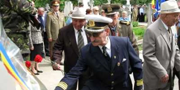 Veteranii depun coroane