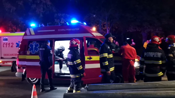Echipajele de salvare, la fața locului FOTO A.M.