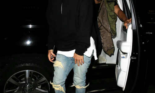 Justin Bieber a încercat în zadar să și ascundă identitatea sub glugă jpeg