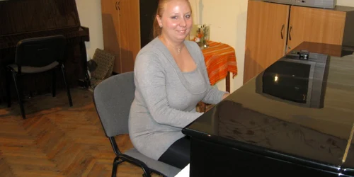Szabo Ildiko are 27 de ani şi vrea să înveţe să cânte la pian
