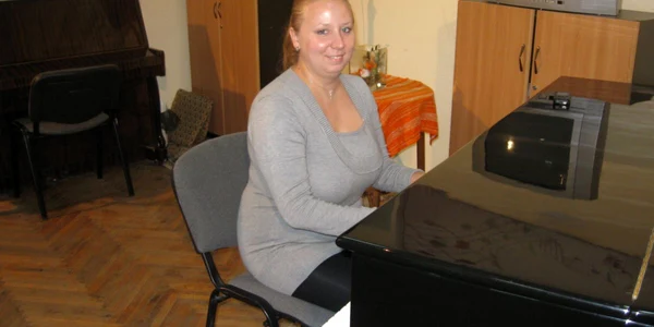 Szabo Ildiko are 27 de ani şi vrea să înveţe să cânte la pian