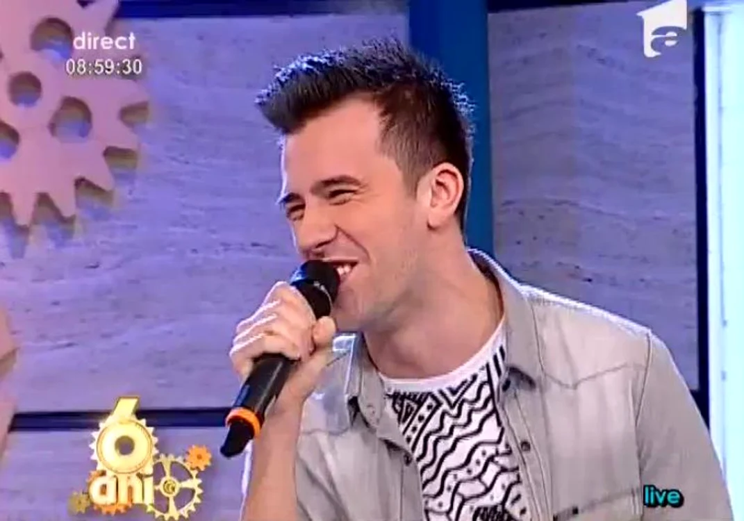 
    Flavia a făcut atmosferă pentru Florin Ristei la Neatza. (captură Antena 1)  