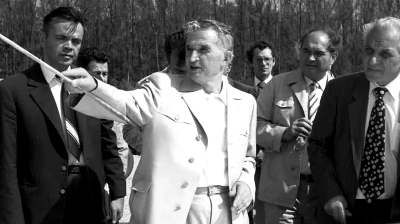 Nicolae Ceaușescu dând indicații