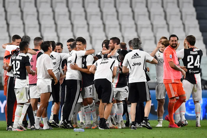 Jucătorii lui Juventus au sărbătorit pe teren câștigarea unui nou titluFoto: Guliver / GettyImages