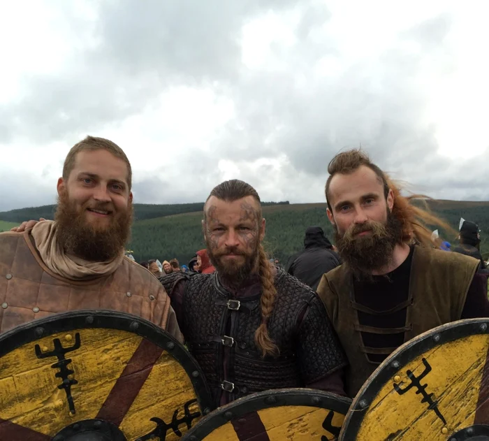 Cătălin Coman (stânga), alături de King Harald Finehair şi de un alt figurant FOTO: Arhivă Personală