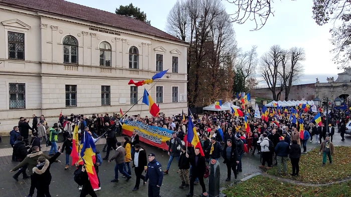 Participanții la marș s-au deplasat pe traseul de la gară spre Cetatea Alba Carolina FOTO Adevărul