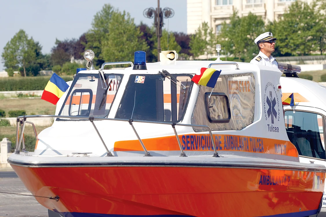 
    Barca-ambulanţă are dotările unei Salvări obişnuiteFoto: David Muntean  