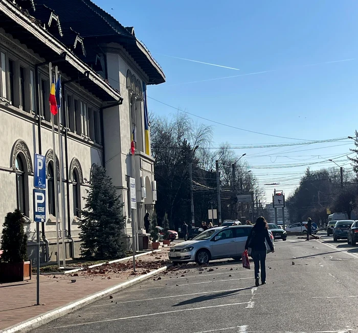 Bucăți de țiglă și tencuială s-au desprins din clădirea Primăriei. FOTO Alin Ion