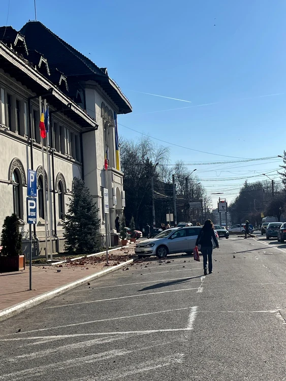 De pe clădirea monument istoric (Primăria Târgu-Jiu) au căzut țiglele și coșurile FOTO: Facebook