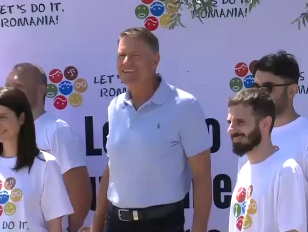 
    Președintele Klaus Iohannis a participt la campania „Let’s Do It, Romania!”, într-o acțiune de strângere a gunoaielor de pe râul ArgeșFoto: captură Digi24  