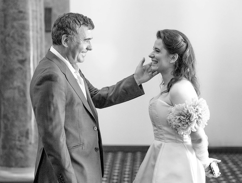 Kira Hagi s-a căsătorit cu Thomas Ferfelis. Primele imagini cu fiica „regelui”, în rochie de mireasă
