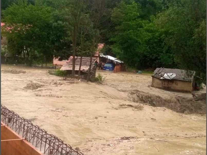 Podețe provizorii, distruse de viitură în zona de munte a Buzăului VIDEO