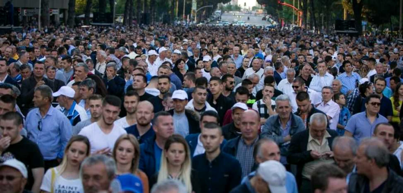Participanţi la mitingul de sâmbătă al Partidului Democrat al Albaniei (opoziţie) FOTO dp.al