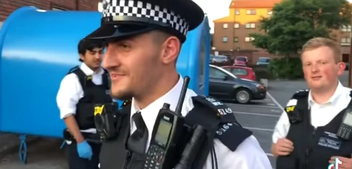 Poliţistul le-a răspuns tinerilor român pe limba lor FOTO: Tik Tok