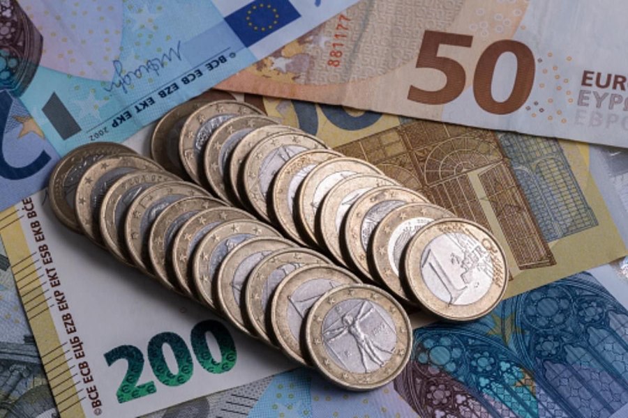 Moneda euro s-a depreciat după anunţarea rezultatelor la alegerile europarlamentare