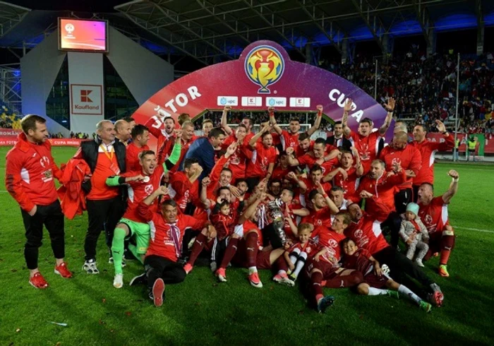 Voluntari a câştigat Cupa României şi ar trebui să joace în Liga Europa. Ilfovenii au uitat însă să ceară la tmip licenţă şi vor s-o facă acum, în regim de urgenţă. Până la judecarea cererii, Astra e oficial pe listă