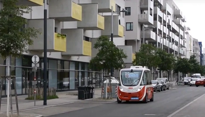 Viena este unul dintre oraşele în care sunt utilizate mini autobuze electrice fără şofer. FOTO Captură video