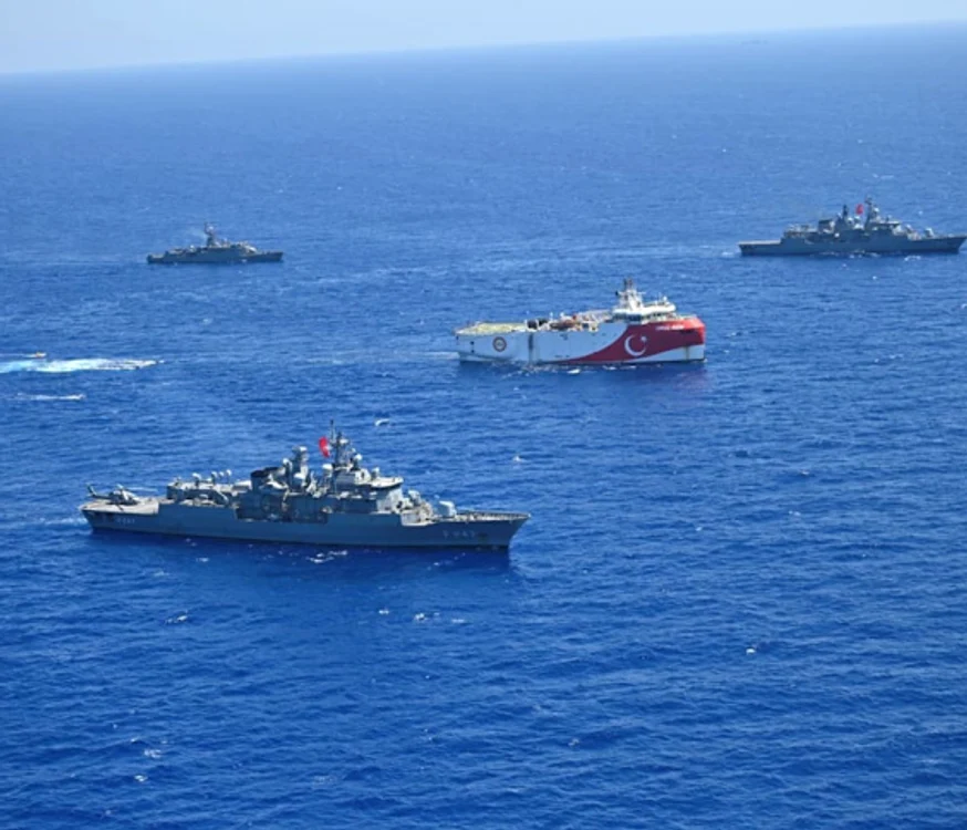 Vasul turc de explorări seismice Oruc Reis păzit de nave de luptă împotriva aliaţilor din NATO. Foto: Ministerul turc al Apărării