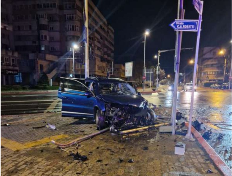  Patru răniţi în urma unui accident cu trei autoturisme implicate, produs în Pitești