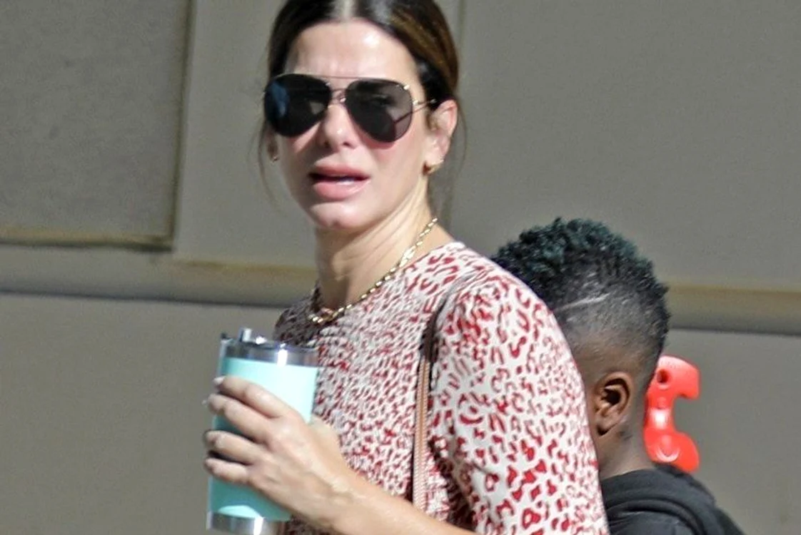 
    Sandra Bullock, alături de fiul ei, Louisfoto: profimedia  