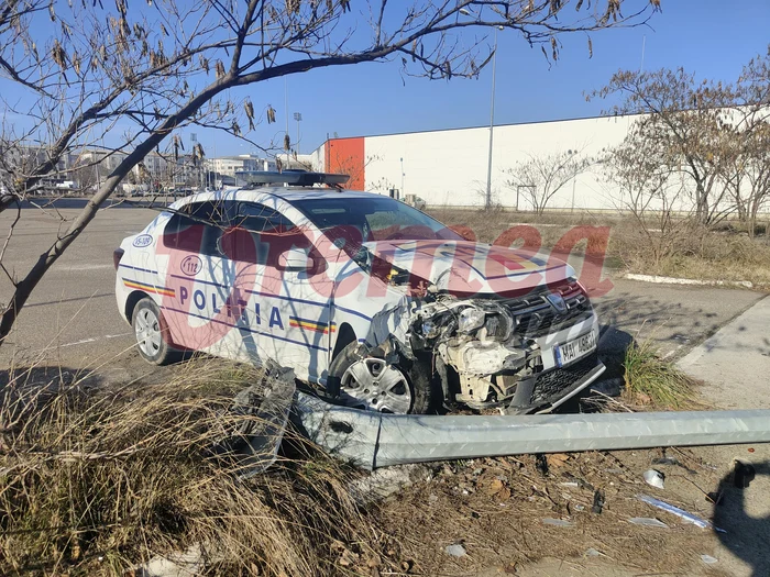 Mașina de poliție a doborât un stalp de iluminat FOTO: vremeanoua.ro