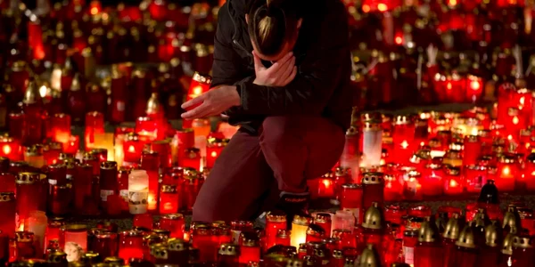 Un bărbat se reculege la locul tragediei de la clubul Colectiv