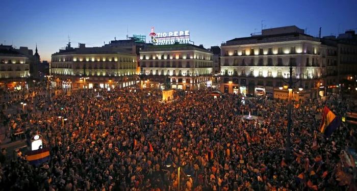 Mii de oameni s-au strâns luni seară în centrul Madridului pentru a solicita instaurarea republicii. (Foto: Reuters)