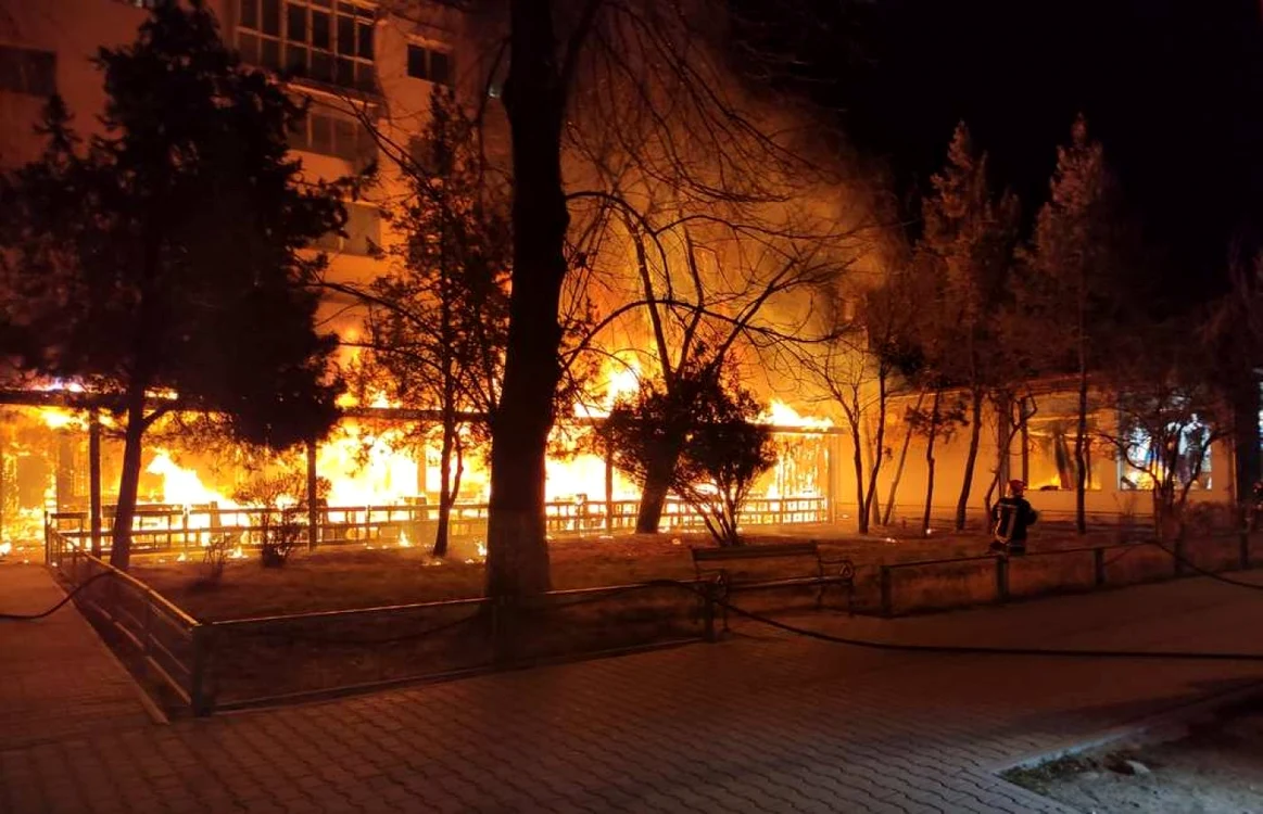 Incendiul a distrus terasa restaurantului unde a izbucnit FOTO captură video