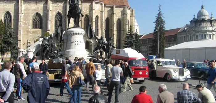 În Piaţa Unirii din Cluj a avut loc sâmbăta trecută, 20 aprilie, o paradă a maşinilor de epocă FOTO: Florina Pop