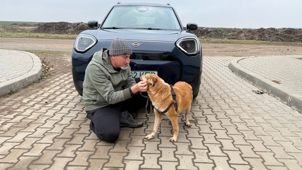 TEST DRIVE MINI Aceman și un grăunte de bine: „Doare când vezi că un câine tremură de frică pentru că a părăsit universul cuștii în care există“