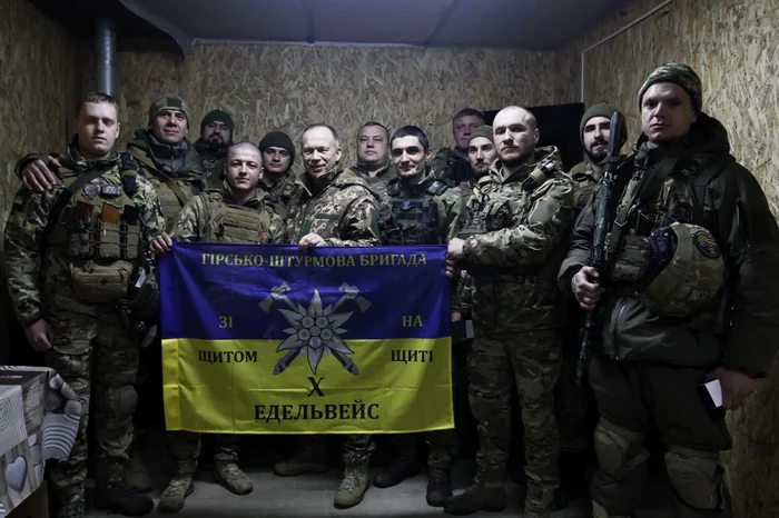 Generalul Oleksandr Sirski, alături de militarii ucraineni FOTO: Facebook/Istina O Ukrajini