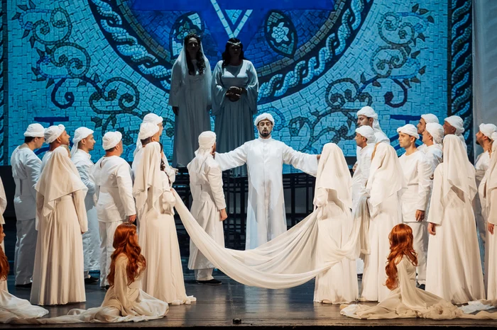 Alin Anca, înconjurat de Corul Operei Brașov. Foto Andrei Grigore/Opera Națională București
