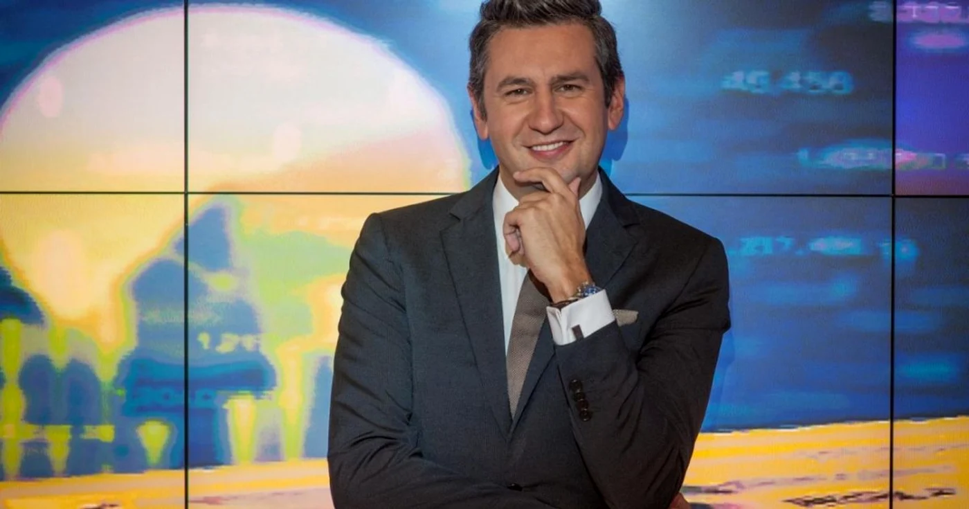 Realizatorul şi gazda emisiunii „Legile
Afacerilor“ este Andrei Cristea, licenţiat în Jurnalism şi deţinătorul unui
master în comunicare, cu experienţă în televiziune FOTO TVR 2