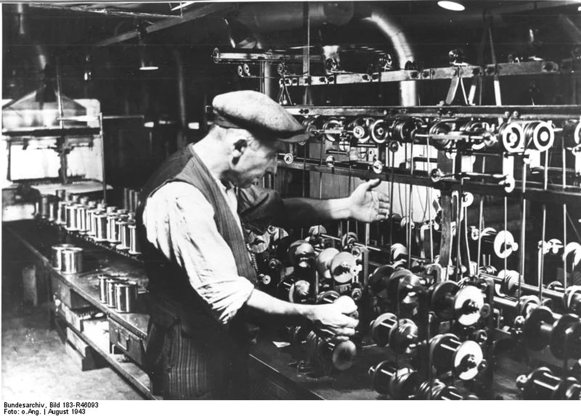 Fabrică germană în perioada celui de-al Doilea Război Mondial (© Das Bundesarchiv Bild 183-R46093)