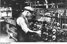 Fabrică germană în perioada celui de-al Doilea Război Mondial (© Das Bundesarchiv Bild 183-R46093)