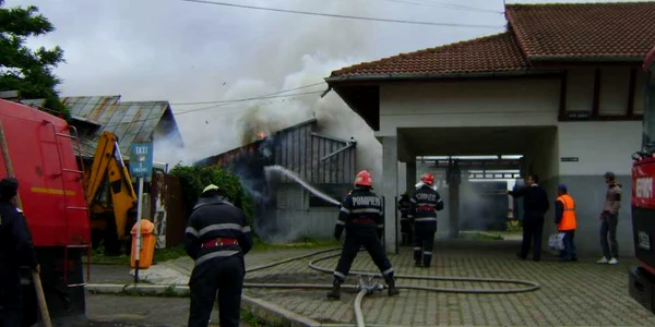 20 de pompieri pentru un incendiu fals