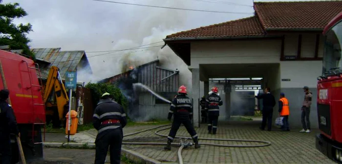 20 de pompieri pentru un incendiu fals