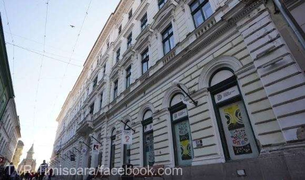 Timişoara: Mai multe persoane rănite de un panou de decor care a căzut în timpul unui spectacol, la Teatrul German