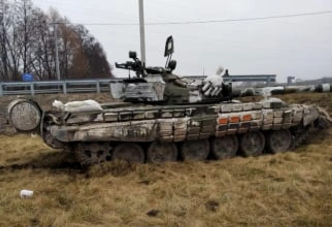 Unul dintre tancurile rusești care a căzut în capcana întinsă de ucraineni. Foto: defenseromania.ro