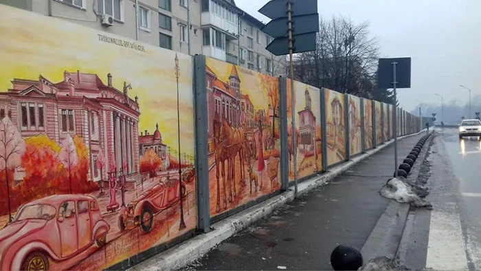 Picturile stradale de pe panourile fonice de plexiglass din centrul municipiului Râmnicu Vâlcea Foto Adevărul