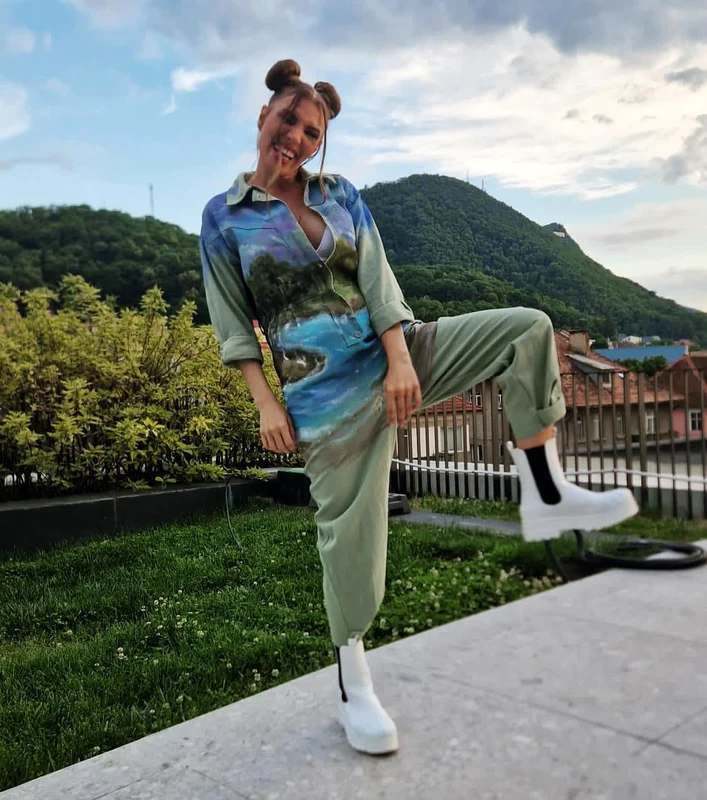 Cântăreața a realizat și o colecție de haine, de geci și tablouri pictate, unisex