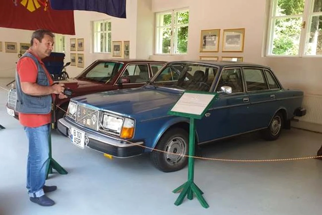 
    În garajul regal, vizitatorii pot admira un Volvo 264 GL din 1976 (singura mașină originală a regelui rămasă din exil) și un Mercedes 380 SE din 1982Foto: aradon.ro  